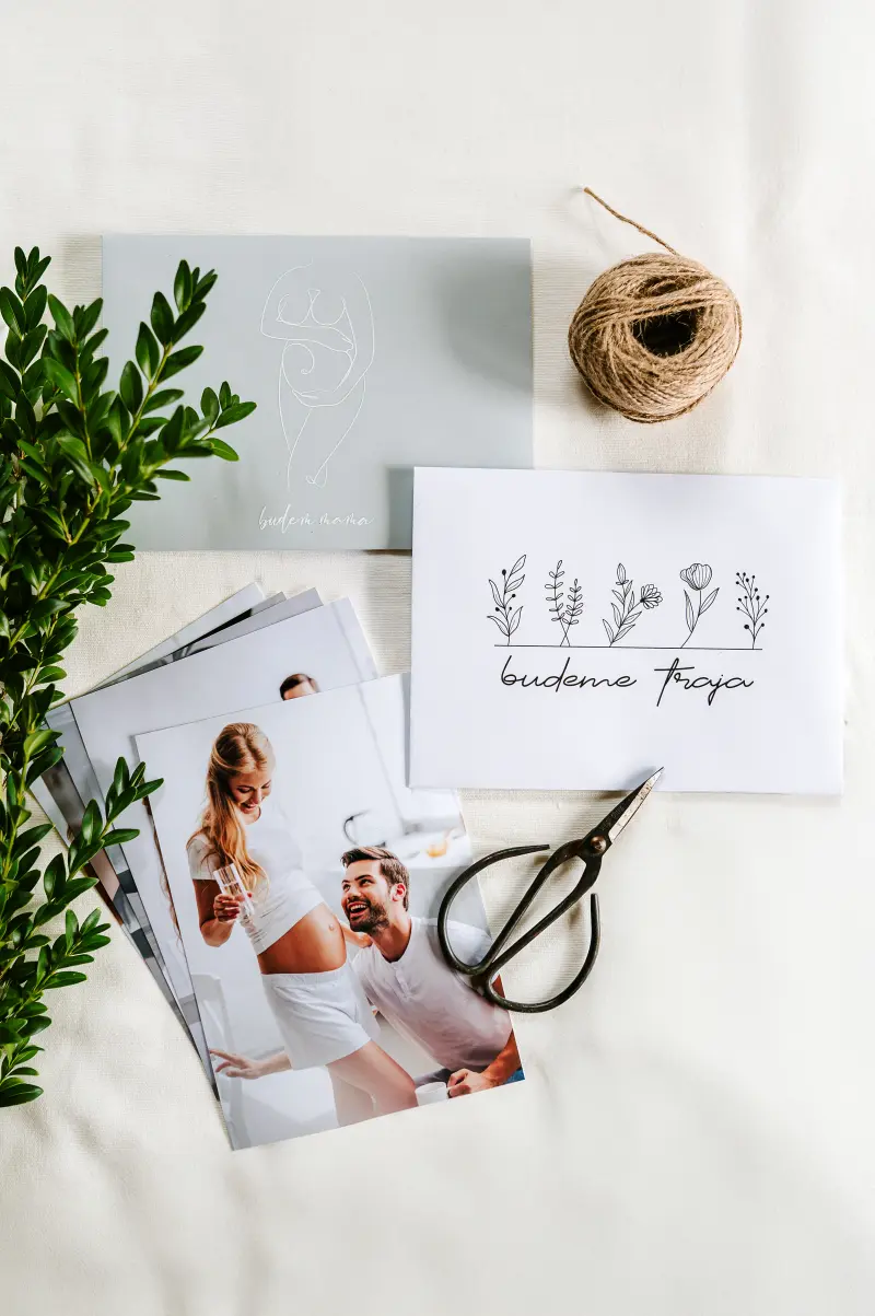 Obálka s motívom Budeme traja – tehotenské fotografie